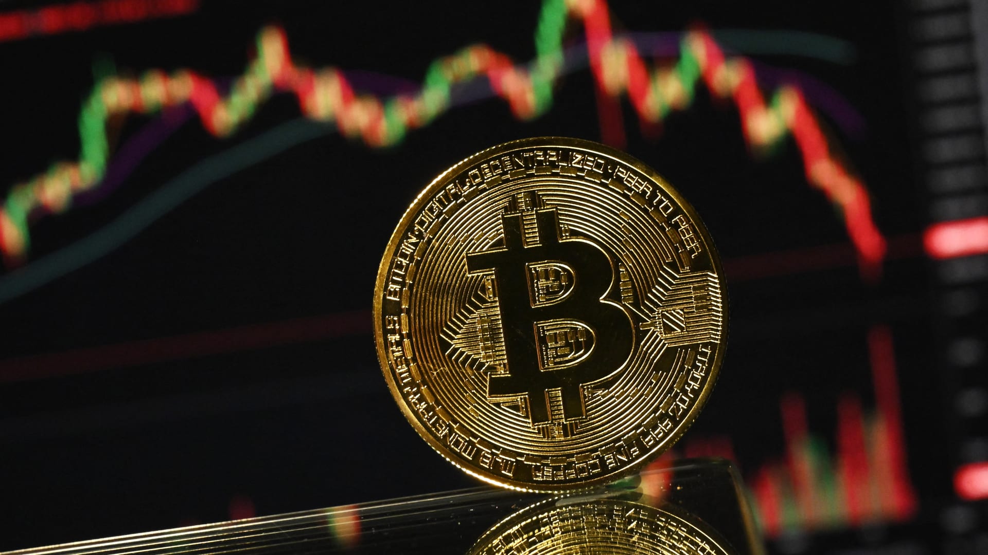 Bitcoin replonge vers les 60 000 dollars, un recul de près de 50 % depuis son sommet historique